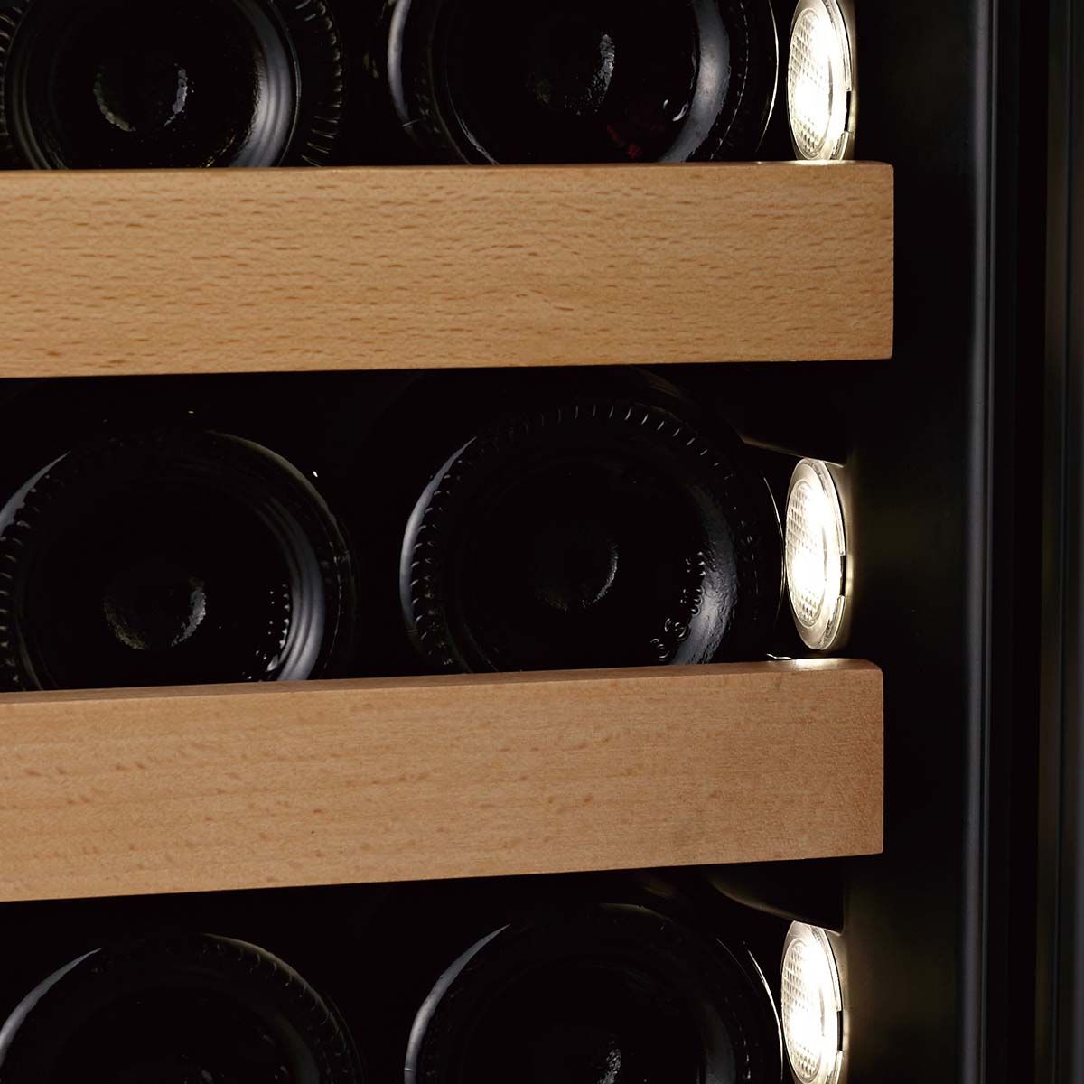 Holztablare mit weisser Innenbeleuchtung im WLB-360DF-MIX Weinkühlschrank