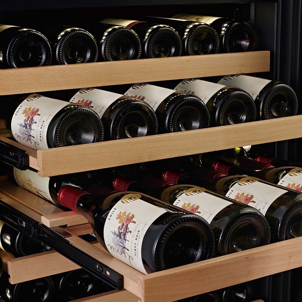 Holztablare mit weisser Innenbeleuchtung im WLB-360DF-MIX Weinkühlschrank
