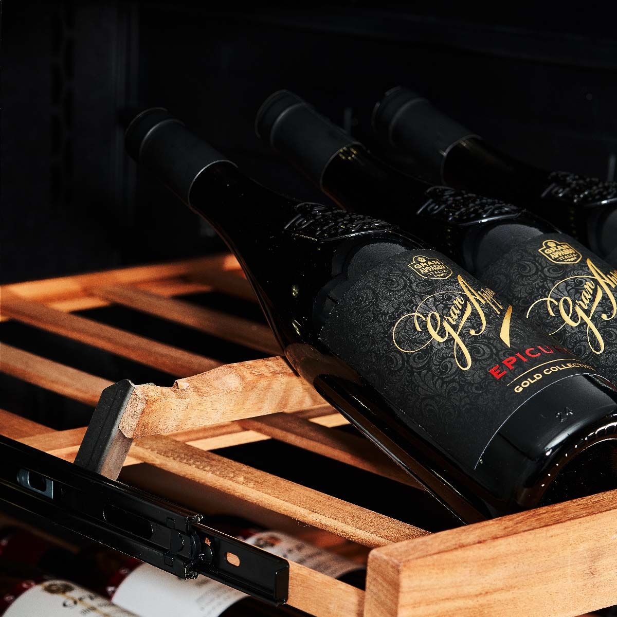 Tilting devices for optimal wine presentation