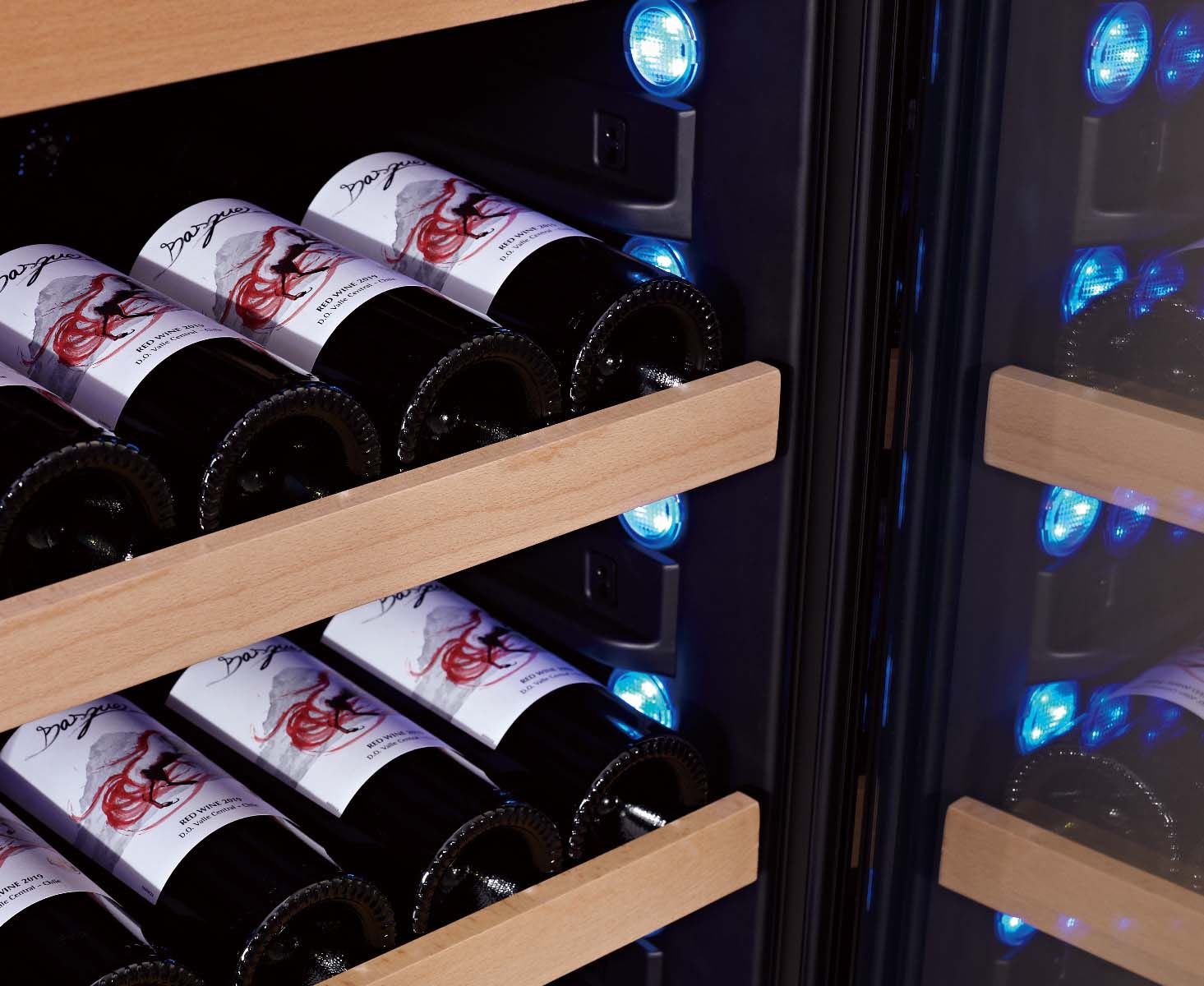 Holztablare mit blauer Innenbeleuchtung im WLB-360DF-MIX Weinkühlschrank
