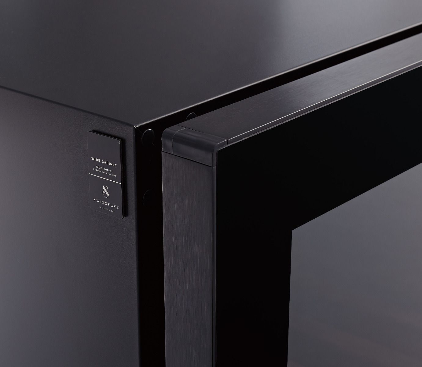 SWISSCAVE Qualitätssiegel am PREMIUM EDITION WLB-460F-MIX Weinkühlschrank