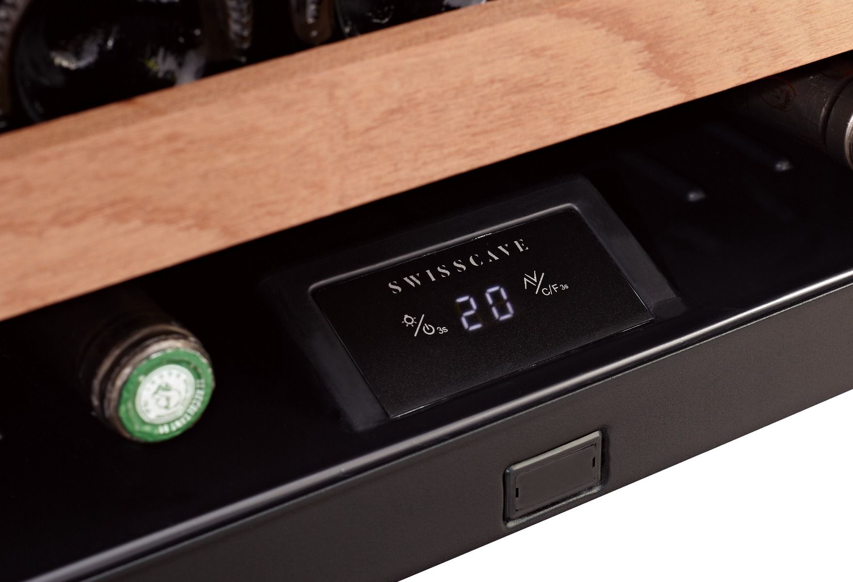SWISSCAVE Schriftzug am Display mit weisser Beleuchtung beim WIB-45FP