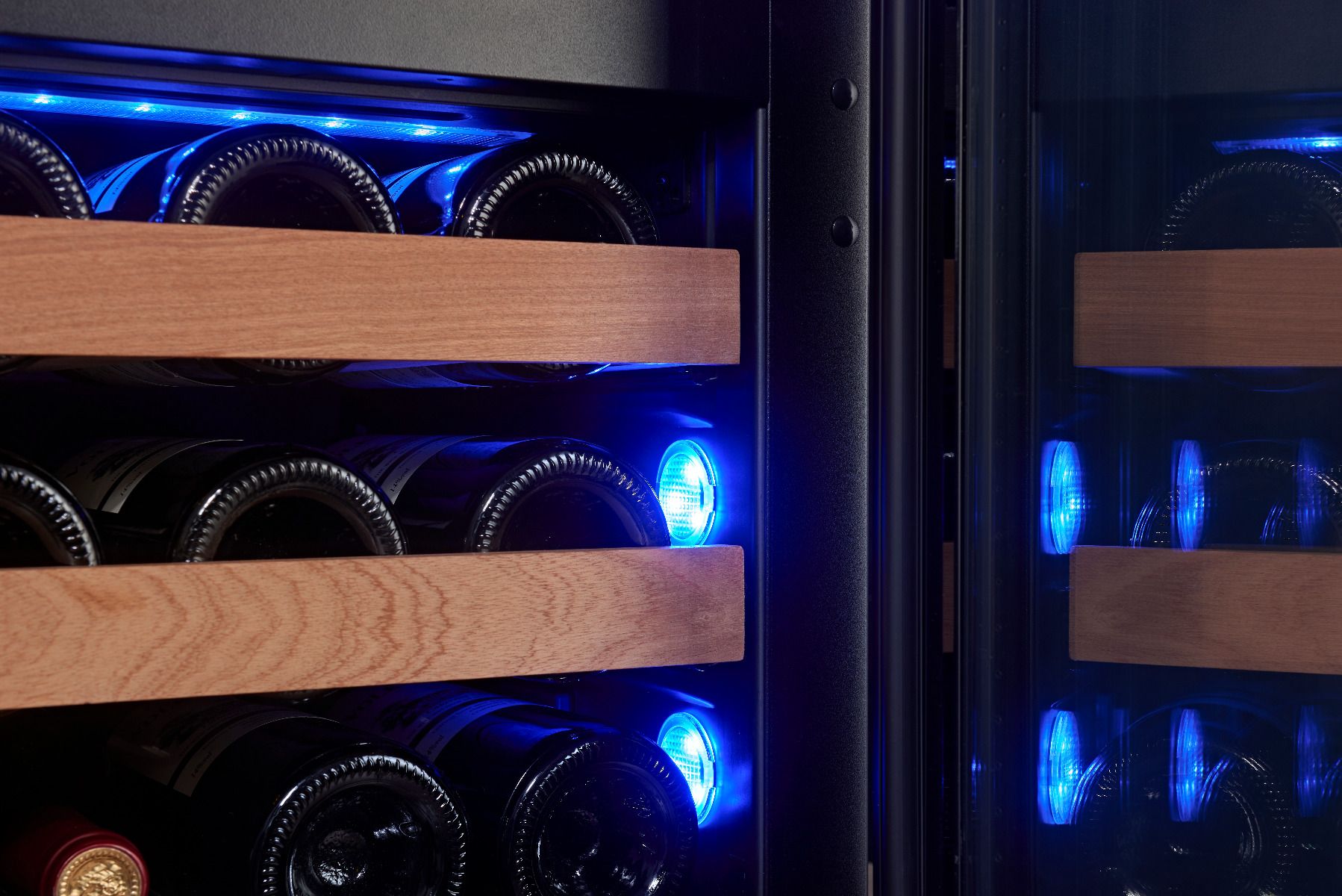 Holztablare mit blauer Innenbeleuchtung im WIB-45F
