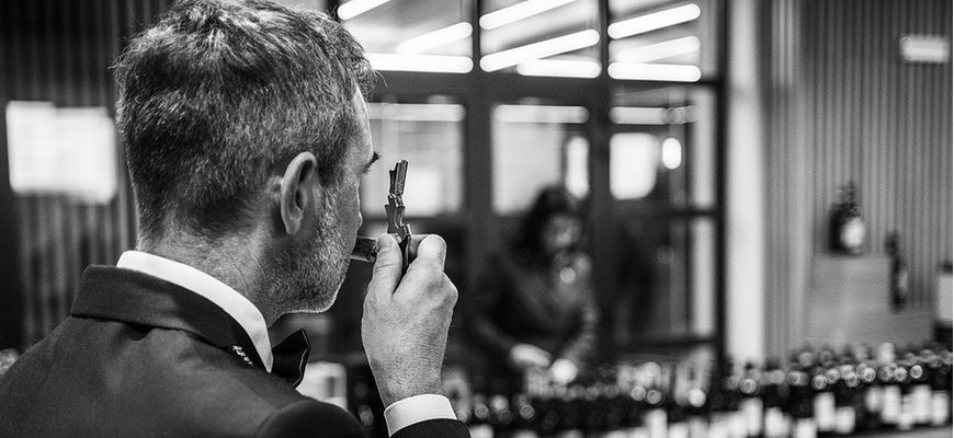Wine sommelier - what does he do and why do we need them?